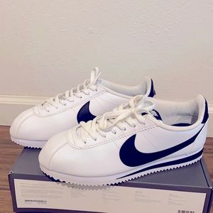 Nike cortez.
